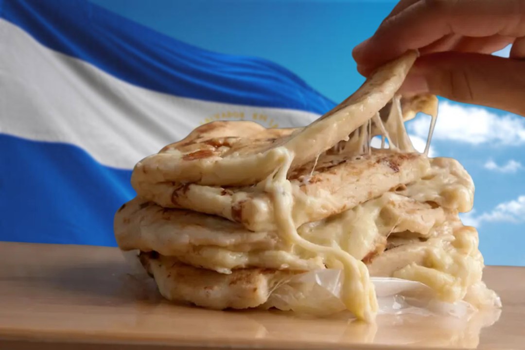 Esta pareja de salvadoreños busca salir adelante vendiendo pupusas en Nuevo León; conoce su historia