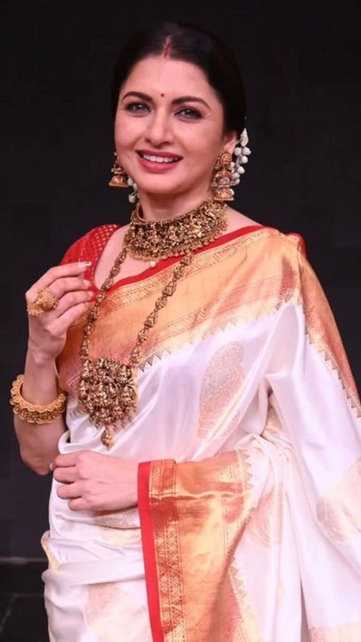 Bhagyashree के 10 साड़ी लुक्स