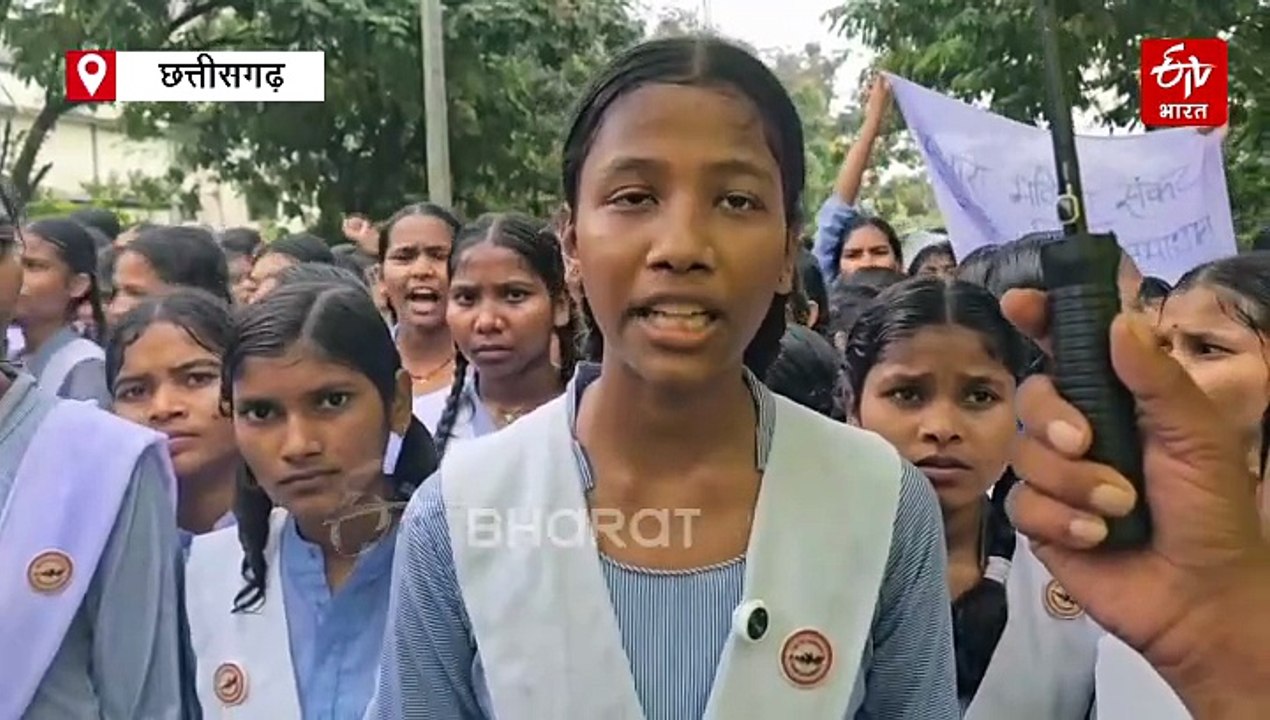 दंतेवाड़ा में आवासीय स्कूल की 300 से ज्यादा छात्राएं तेज बारिश में नेशनल हाइवे पर उतरी