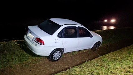 Carro é encontrado abandonado às margens da BR-277 após possível saída de pista