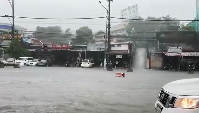 ‘TAFT RIVER?’ Flooding continues to persist along parts of Taft Avenue in Manila. Flooding stretches from Malvar St. to PGH to UN Avenue as of 11 a.m., July 23.