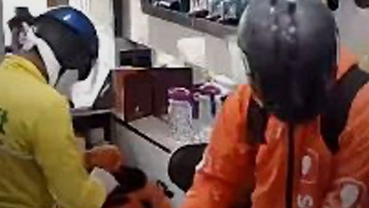 गाजियाबाद की ज्वेलरी शॉप में लूट, CCTV में कैद