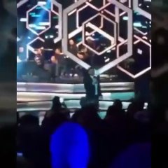 هروب تامر حسني من معجبة في إحدى الحفلات