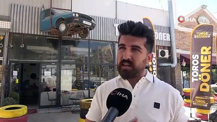 Asrın felaketinde ikiye bölünmüştü... Sağlam kalan yarısını binanın duvarına astı!