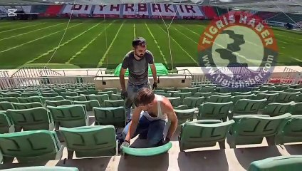 Diyarbakır stadyumu'nda 50 derece sıcakta yoğun mesai