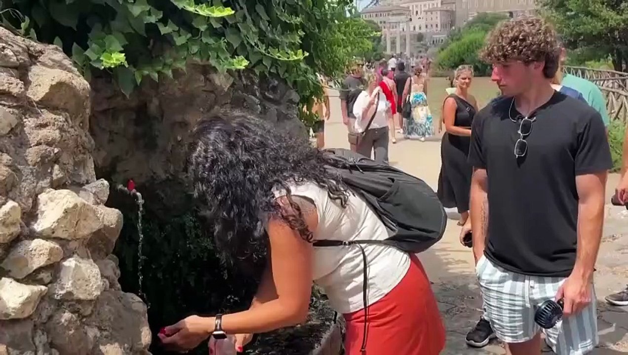 NO COMMENT: En Roma se sobrevive como se puede a la ola de calor