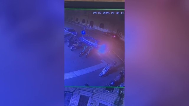 Roma, incendia un'auto della polizia e si allontana senza fretta: il video che incastra il piromane