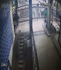 Vídeo: carro desgovernado invade garagem de prédio residencial no Centro