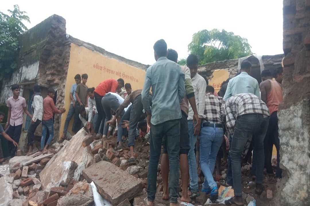 Jhalawar School Collapse: आंखों में आसूं...मलबे में 'जिंदगी' तलाश रहे थे ग्रामीण, वीडियो में देखें खौफनाक मंजर