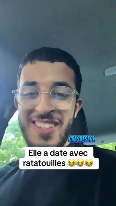 Une femme a été aperçue en train de déguster tranquillement un burger avec une souris dessus