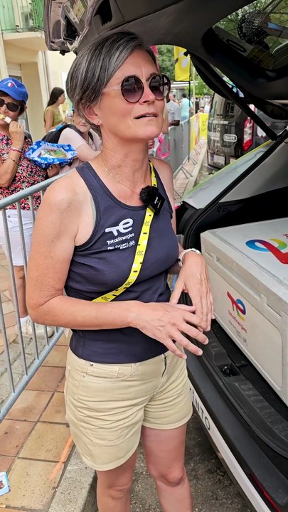 Sophie gère les bidons des coureurs du Tour de France
