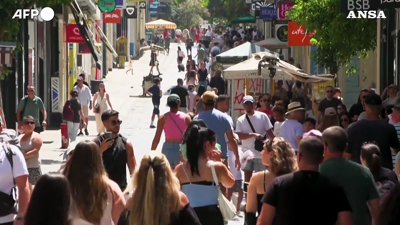 Ondata di caldo ad Atene, turisti e residenti cercano refrigerio