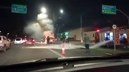 Carro pega fogo na Avenida Durval de Góes Monteiro, em Maceió
