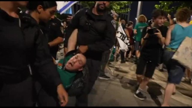 Corteo contro la guerra a Tel Aviv, la polizia disperde manifestanti