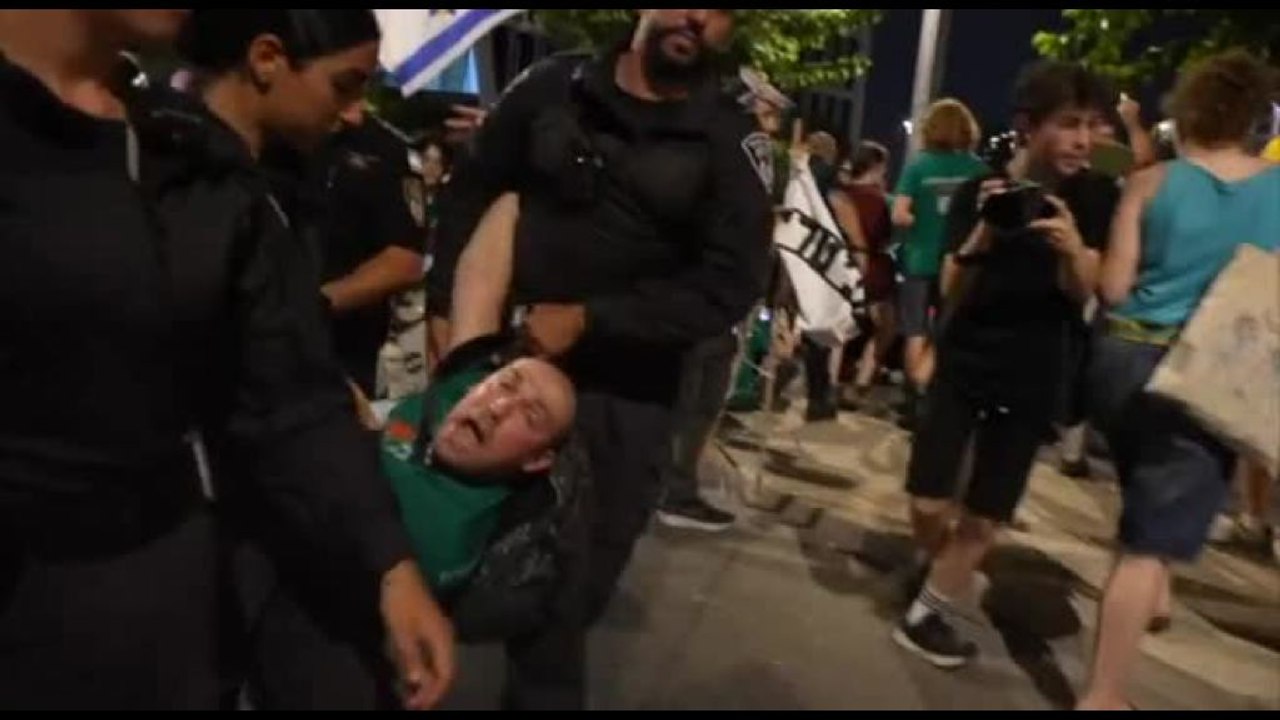 Corteo contro la guerra a Tel Aviv, la polizia disperde manifestanti