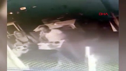 Eğlence mekanında şoke eden olay: Arkasından yaklaştığı kadının başını masaya vurdu