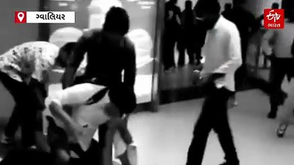 જુઓ: 'સૈયારા' જોવા આવેલા બે યુવાનો ઝઘડવા લાગ્યા, લડકીના ચક્કરમાં બંને વચ્ચે જોરદાર લાત અને મુક્કાબાજી થઈ