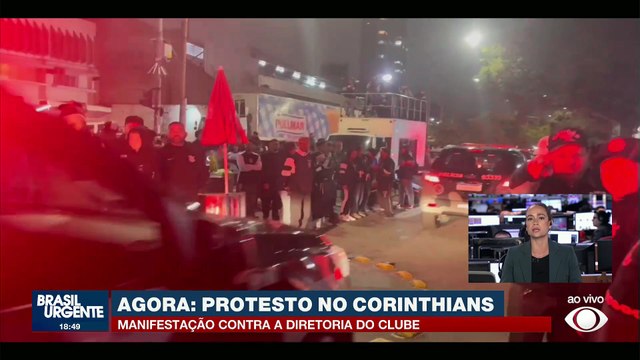 Torcedores do Corinthians protestam contra a diretoria do clube