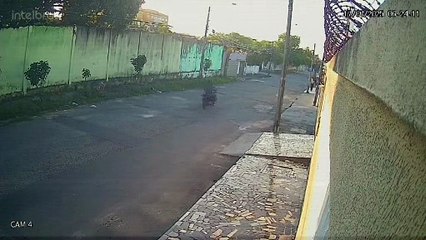 Homem em moto sem placa ataca vítimas para roubar alianças no Vila União