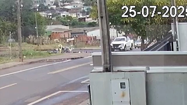 Vídeo mostra motociclistas sendo arremessados em forte colisão com caminhonete no Santa Cruz