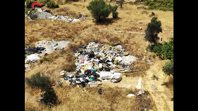 Continui roghi tossici tra Bari e Valenzano: scoperta discarica abusiva dove venivano bruciati rifiuti - foto