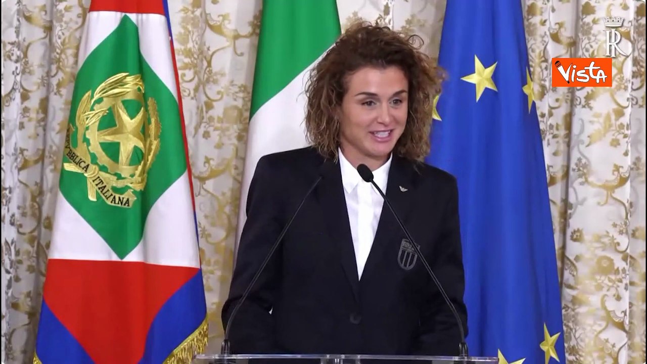 La capitana nazionale femminile di calcio Girelli si commuove mentre parla davanti a Mattarella