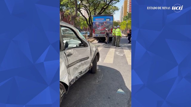 Acidente entre dois carros e um ônibus na Av. Augusto de Lima deixa feridos
