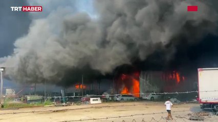 Antalya'da otluk alanda başlayan yangın iş yerlerine sıçradı