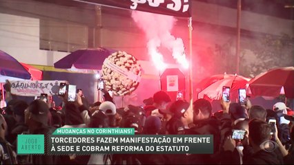 Torcida do Corinthians protesta contra dirigentes e cobra reforma do estatuto