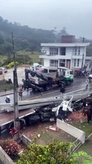 Caminhão carregado perde o controle e colide contra muro na Grande Florianópolis; veja vídeo
