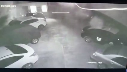 Entró a una cochera del barrio San José, quiso llevarse un auto y salió con una moto.