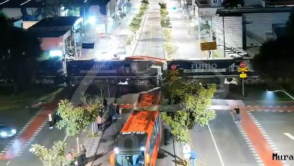 Câmera mostra ônibus sendo partido ao meio por trem