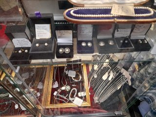 High-value jewellery theft at Narberth antiques shop