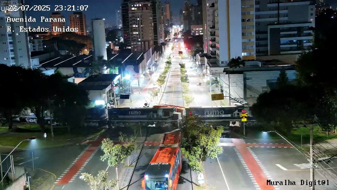 Câmera flagra momento que trem atinge e parte ônibus ao meio no Paraná