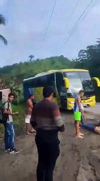 Jovem sofre descarga elétrica ao tentar subir em ônibus escolar, em Jacuípe