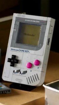 La Game Boy est de retour… en version LEGO. 🧱💚Même look, mêmes boutons, mêmes vibes rétro.Un objet collector ultra cool pour les fans de Nintendo et les nostalgiques des années 90.Je sais pas vous, mais moi j’entends déjà le “pling” du démarrage. 🎮