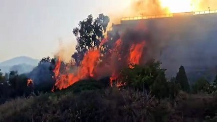 Vasto incendio a Messina, in pericolo il serbatoio-pilota di Montesanto