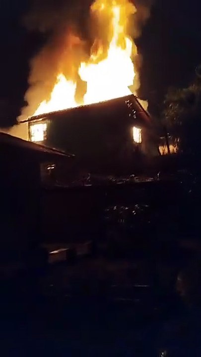 "Perdemos absolutamente tudo": Incêndio destrói casa de família na Grande Florianópolis