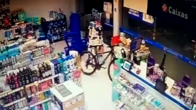 Assalto em farmácia no bairro das Graças: funcionários aterrorizados, mais de 30 reais levados e bicicleta roubada