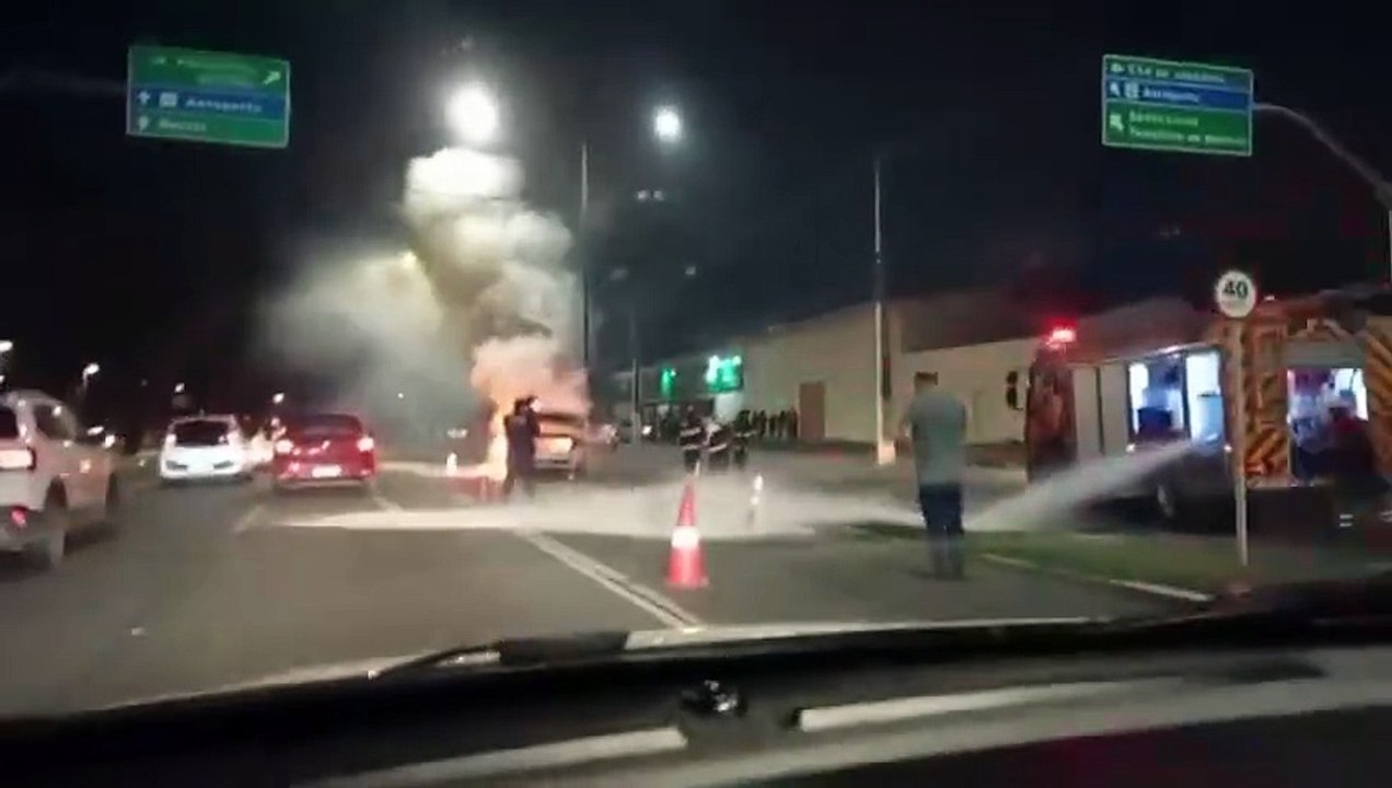 Incêndio destrói carro na Avenida Durval de Góes Monteiro, em Maceió