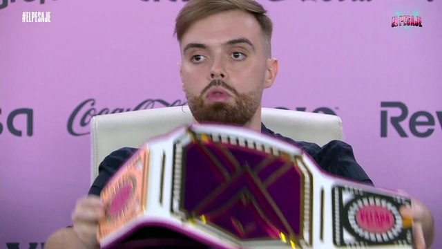 Ibai Llanos muestra durante el Pesaje de La Velada del Año 5 el cinturón oficial