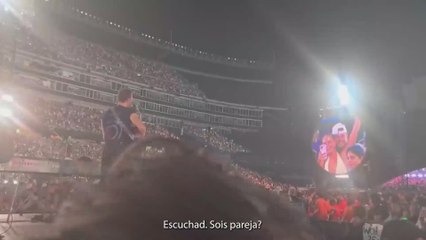 La broma de Coldplay a una pareja tras lo ocurrido en la kisscam viral: un estadio entero riéndose