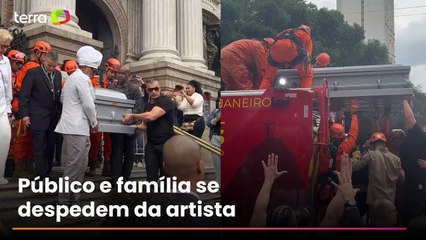 Sob aplausos, caixão com o corpo de Preta Gil é colocado em carro de bombeiro