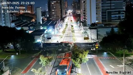 Vídeo em novo ângulo mostra biarticulado partido ao meio por trem no PR