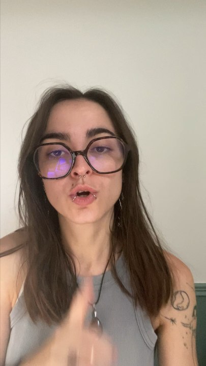 Bon, pas de mise en scène ici : juste l’installation que j’utilise actuellement pour tourner mes vidéos. Je me suis dit que ça pouvait être sympa de vous montrer un peu les coulisses ! 😄#setupvideo #backstage #lifestyle #roomtour #pourtoi