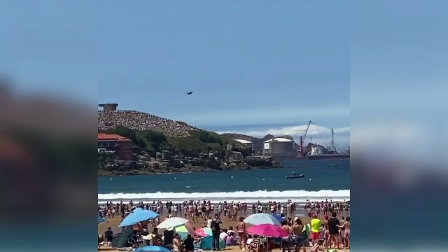 Un caccia F-16 dell'esercito spagnolo ha rischiato di schiantarsi durante un'esibizione aerea su una spiaggia di Gij?n.