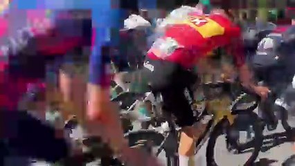 Iván Romeo sonríe a un aficionado del Real Valladolid en Mont Ventoux