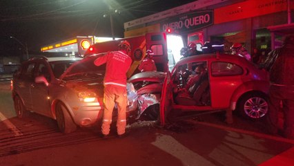 Grave acidente no Bairro Floresta: Carro rebaixado bate contra Fusca que é arremessado contra Captiva