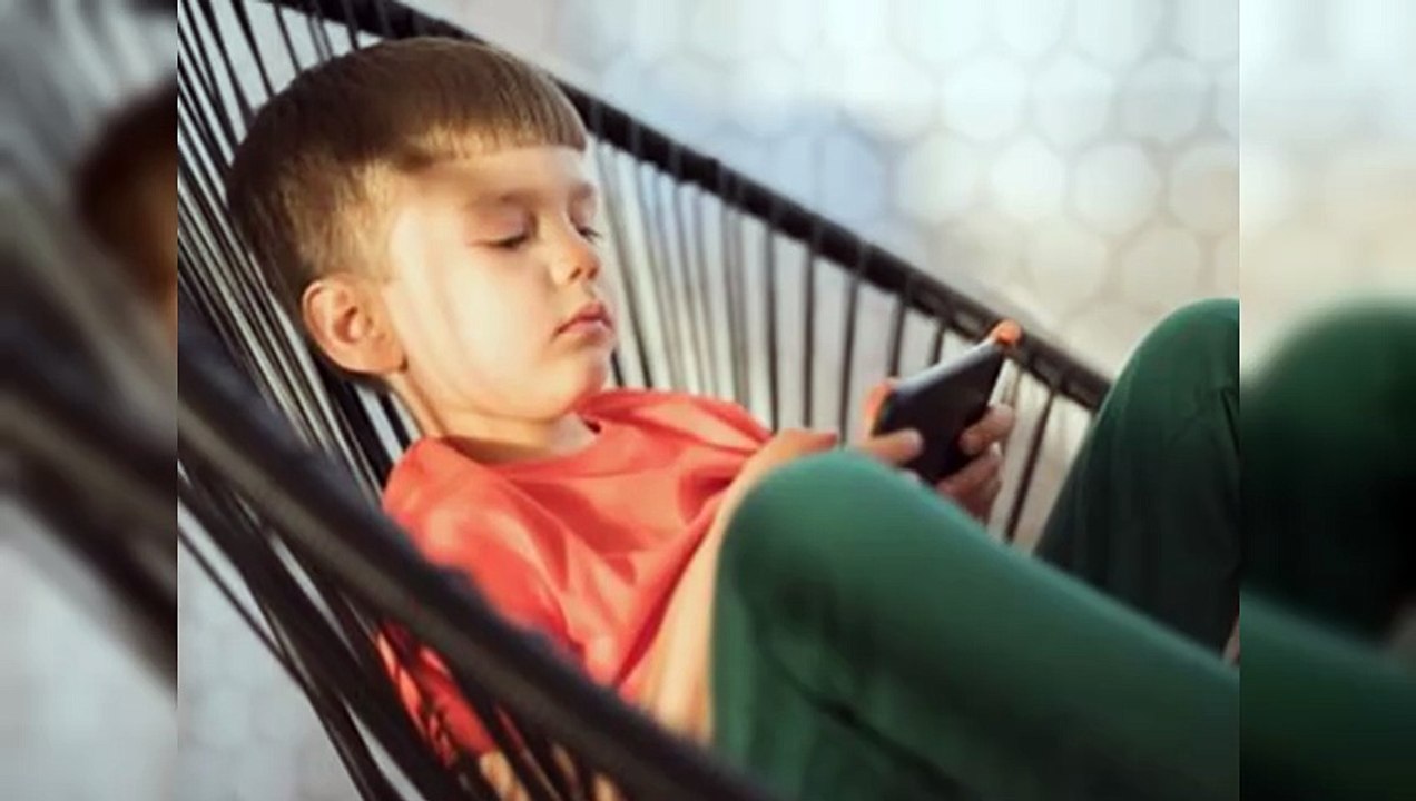 Aumentan los problemas cervicales en niños por uso de celulares