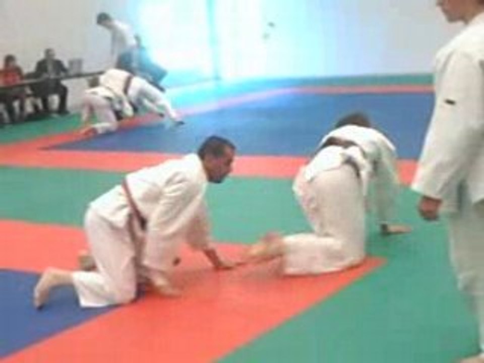 Combat lolo vict etranglement